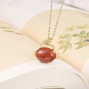 Pendentif Crabe or agate rouge